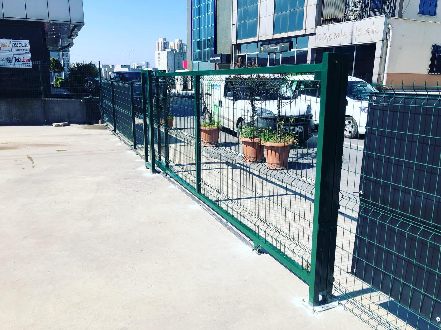 Beşiktaş panel çit montajı apartman bahçesi uygulaması